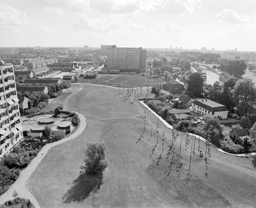 880938 Overzicht van de parkaanleg (Park Vechtzoom), vanaf het woonzorgcentrum 't Huis aan de Vecht (Costa Ricadreef ...